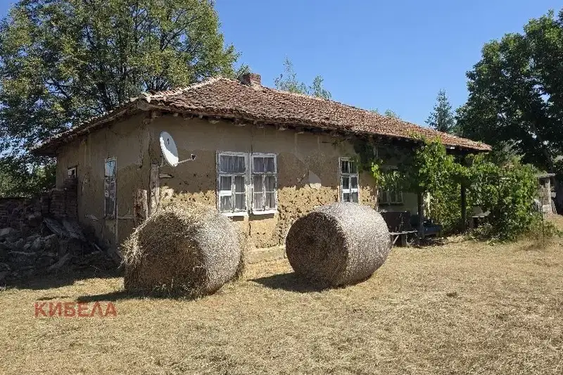 Къща с 3 стаи и голям двор в с. Долни Раковец, област Перник