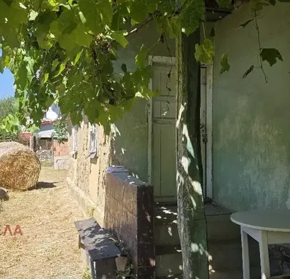 Снимка 2 — Къща с 3 стаи и голям двор в с. Долни Раковец, област Перник
