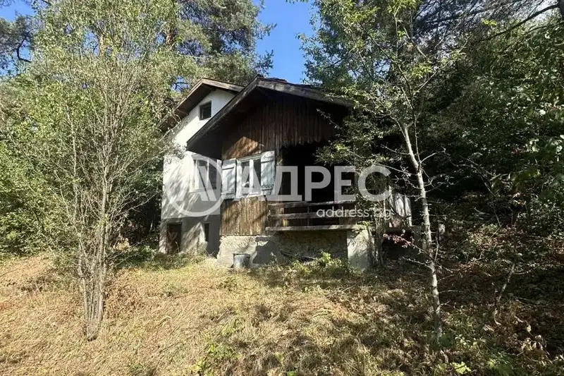 Къща с 2 стаи в с. Долно Камарци, област София