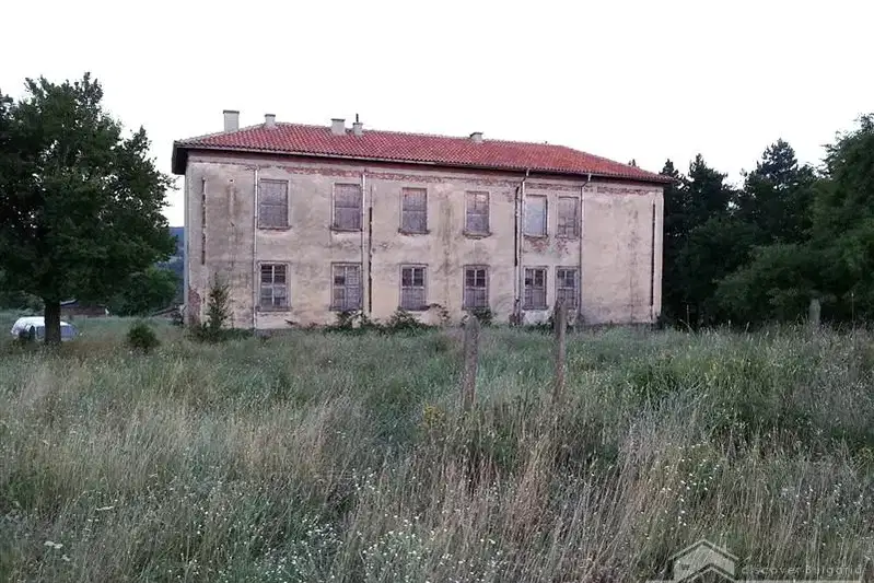 House with 15 rooms in Dolno Yabalkovo village with large yard
