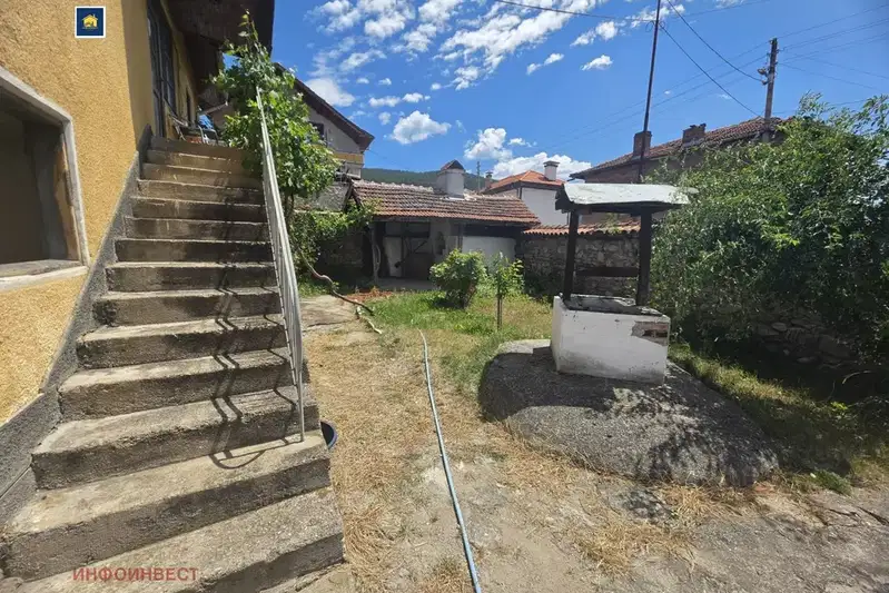 Двуетажна къща с двор в село Дорково, област Пазарджик