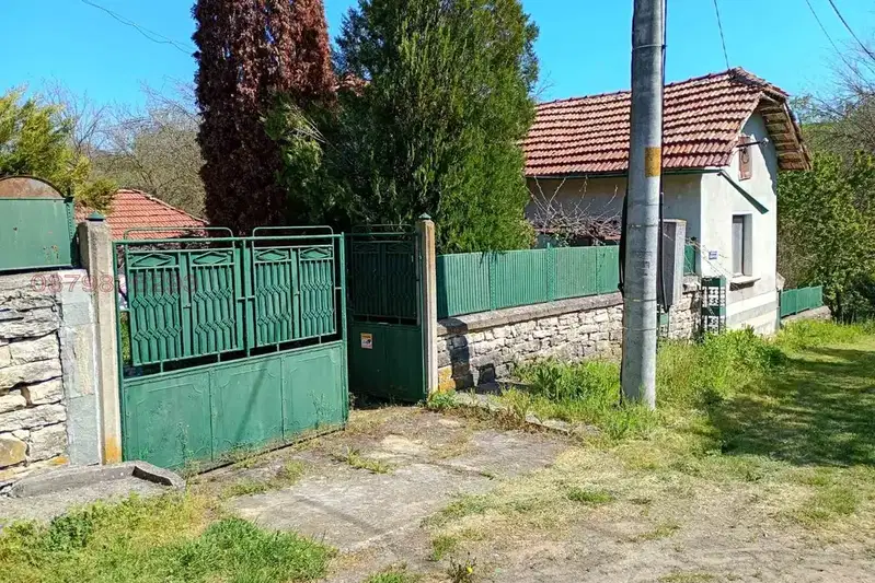 Detached house with 3 rooms and large yard in Dragana village