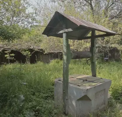 Снимка 2 — Едноетажна къща с 6 стаи в с. Драганово, голям двор