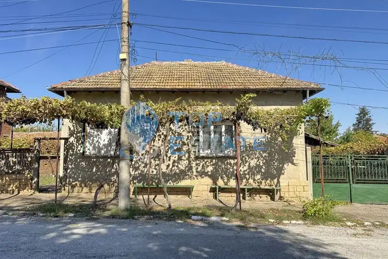 Къща с 2 спални и гараж в с. Драгомирово, обл. Велико Търново