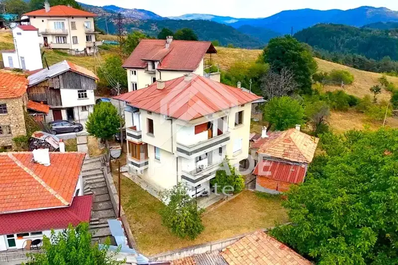 Просторна триетажна къща с 9 стаи в с. Дрянка, Смолян