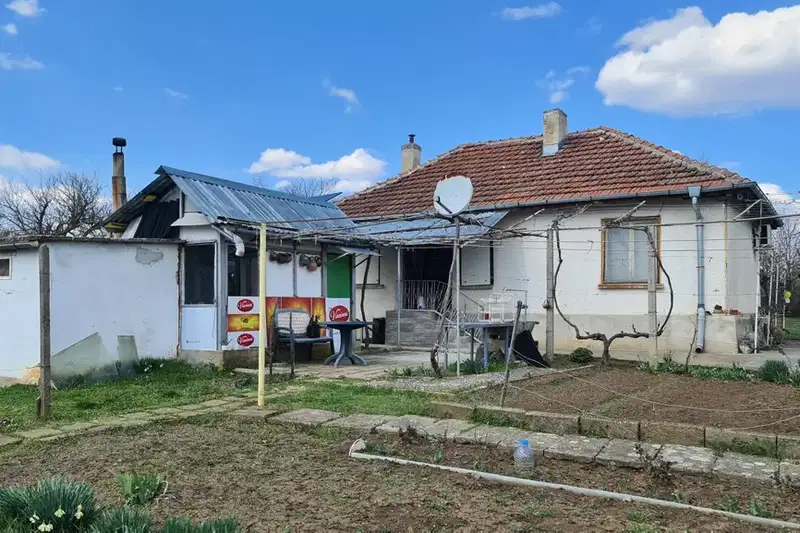 House with 5 rooms and garage in Dylgo Pole village, Vidin region