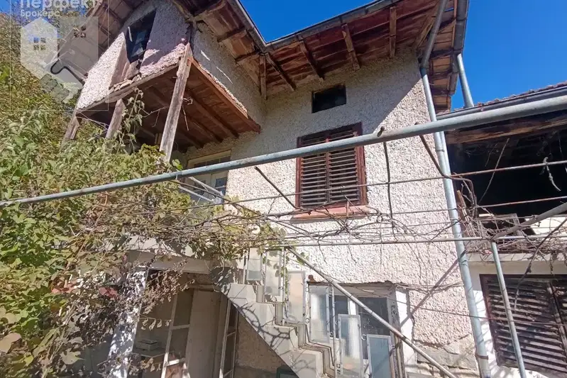 House in Veliko Tyrnovo, Emen