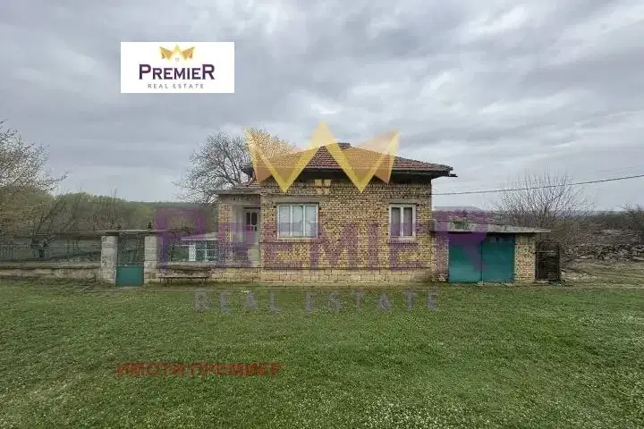 4-room house in Esenitsa village with large yard and garage