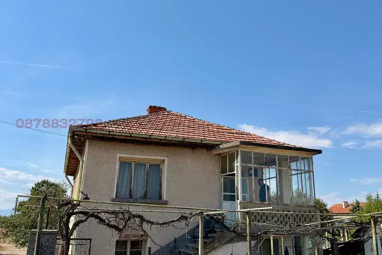 Двуетажна къща с двор в с. Гелеменово, област Пазарджик