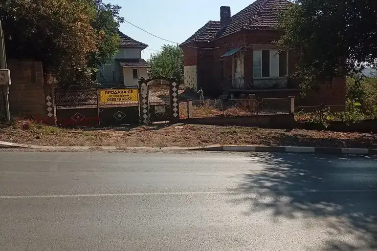 Къща с 3 стаи и двор в с. Гложене, област Враца