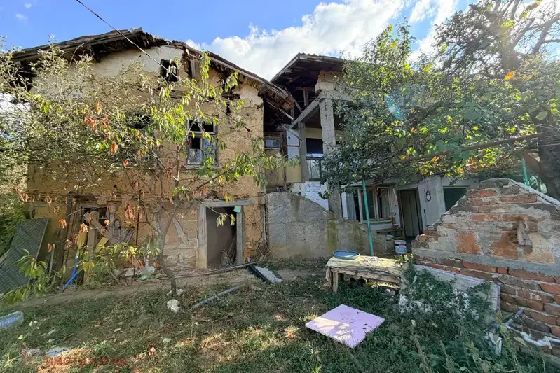 Кирпична къща с две сгради в с. Горна Диканя, област Перник