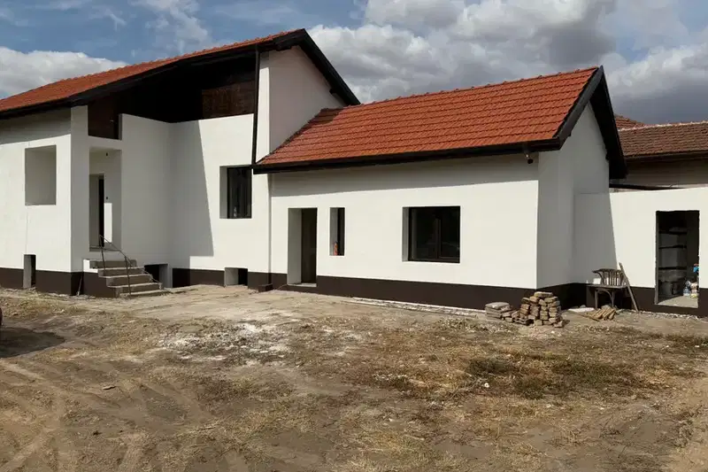 Обновена къща с гараж и голям двор в с. Горна Митрополия