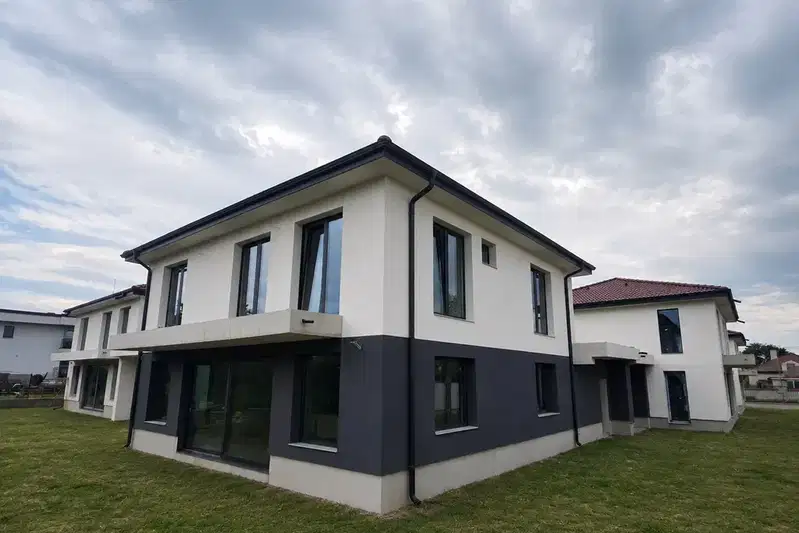 4-room house in Gorni Bogrov village with garage and yard