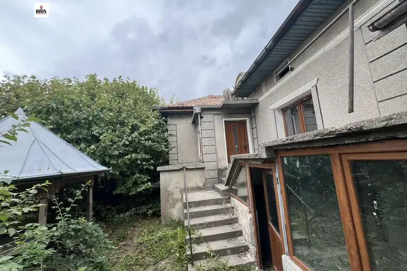 Двуетажна къща с три спални в с. Горно Абланово, Русе