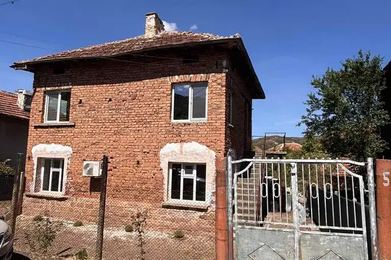 Къща с 2 етажа в с. Горно Озирово, област Монтана