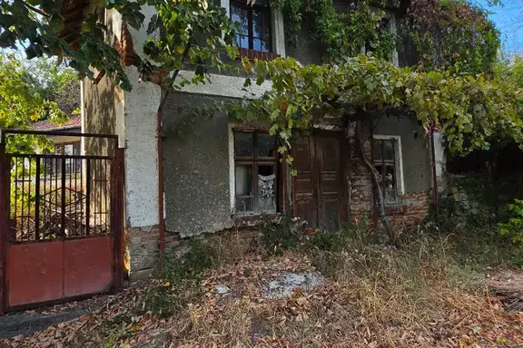 Къща с 2 сгради в с. Горно Павликене, област Ловеч