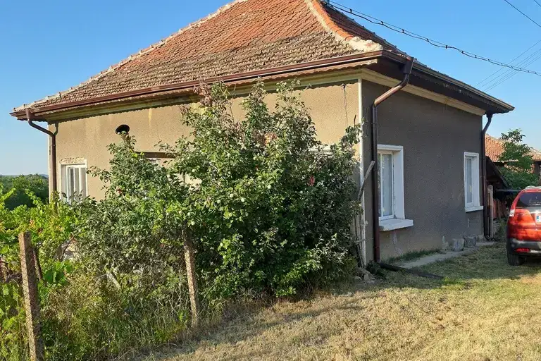 Къща с 2 стаи в с. Горно Пещене, област Враца с овощна градина