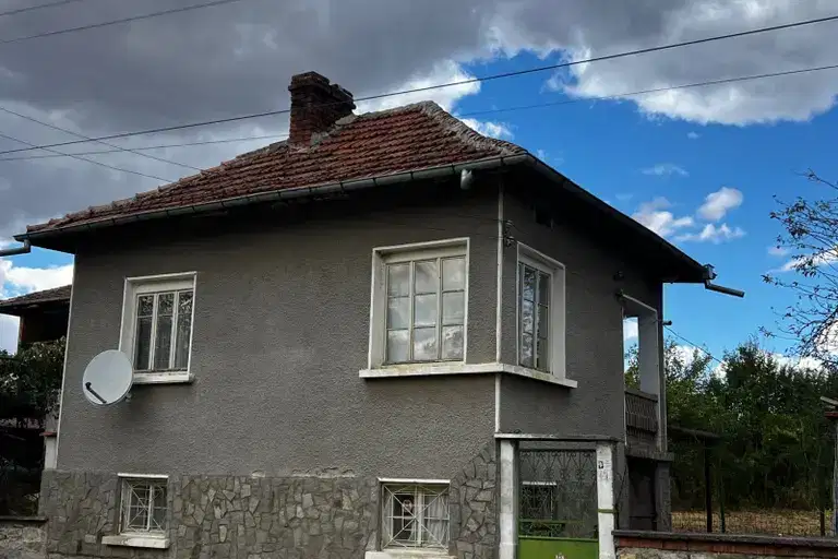 Къща с 6 стаи в с. Горно Пещене, област Враца