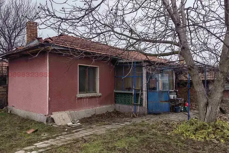 House with 611 sq m yard in Gradina village, Plovdiv region