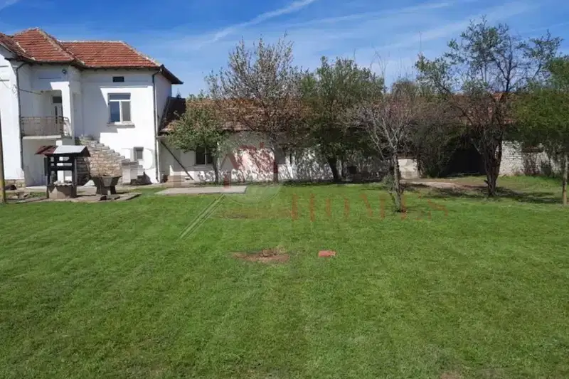 Spacious house with yard and outbuildings in Gradishte village