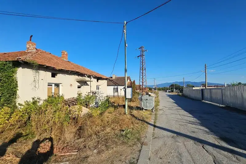 Single-storey administrative building with yard in Gurkovo village, Sofia region
