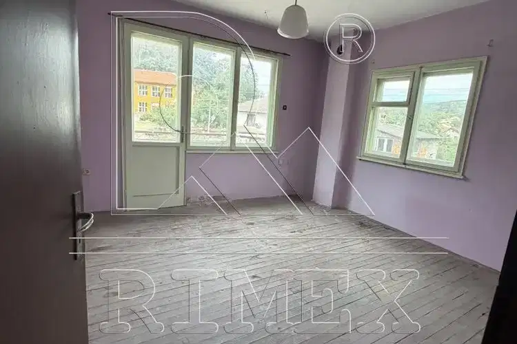 Двуетажна къща с 4 стаи и гараж в с. Гълъбово, обл. Пловдив