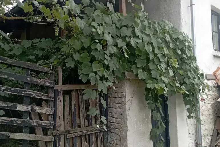 Къща с двор в с. Бобен, област София, близо до Хераково