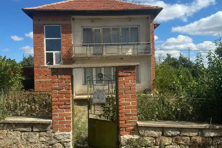 Двуетажна къща с голям двор в с. Хлябово, област Хасково