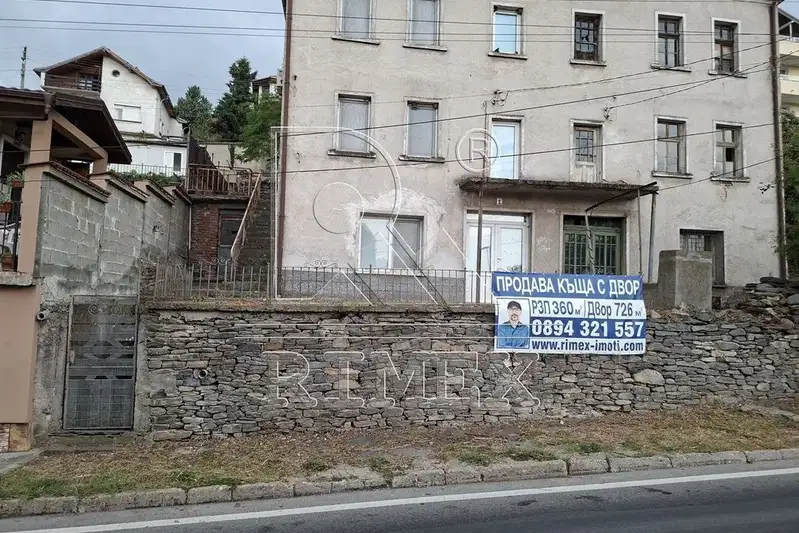 Стара каменна къща с двор в с. Храбрино, област Пловдив