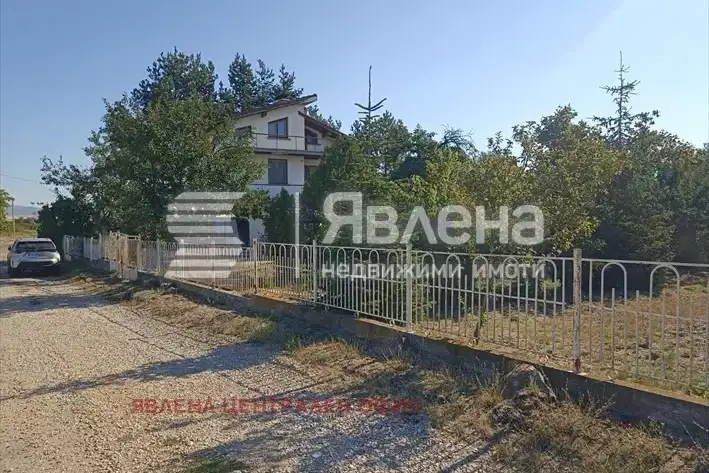Самостоятелна къща с 5 стаи в с. Храбърско, обл. София