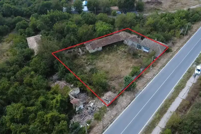 Къща с три стопански постройки в с. Ивански, област Шумен