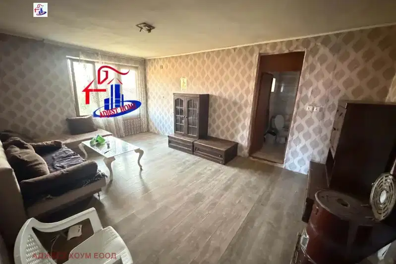 Едноетажна тухлена къща с двор в с. Ивански, област Шумен