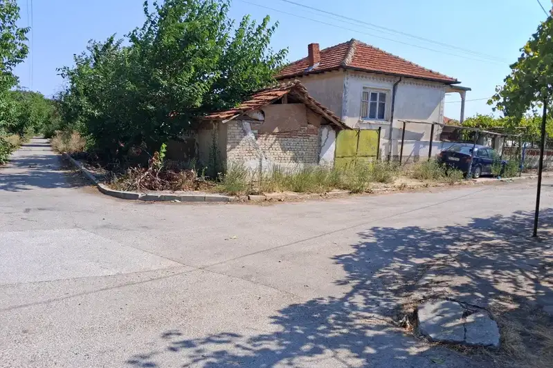 Къща с 3 стаи и голям двор в с. Избеглии, обл. Пловдив