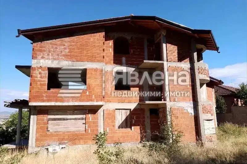 Просторна 6-спална къща с голям двор в с. Изгрев, Благоевград