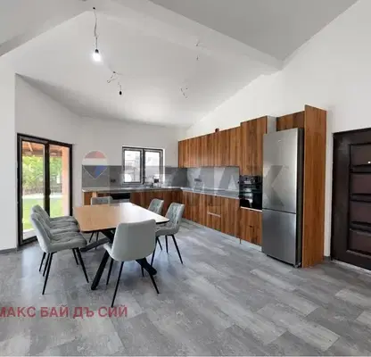 Photo 2 — House with 3 bedrooms in Izgrev village, Varna region, with yard
