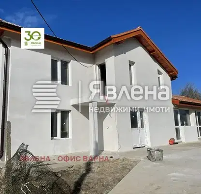 Снимка 2 — Двуетажна къща с двор в с. Изгрев, област Варна