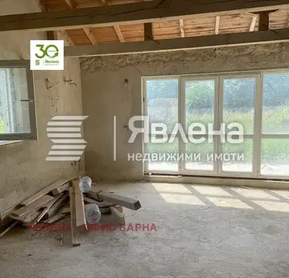 Снимка 4 — Двуетажна къща с двор в с. Изгрев, област Варна