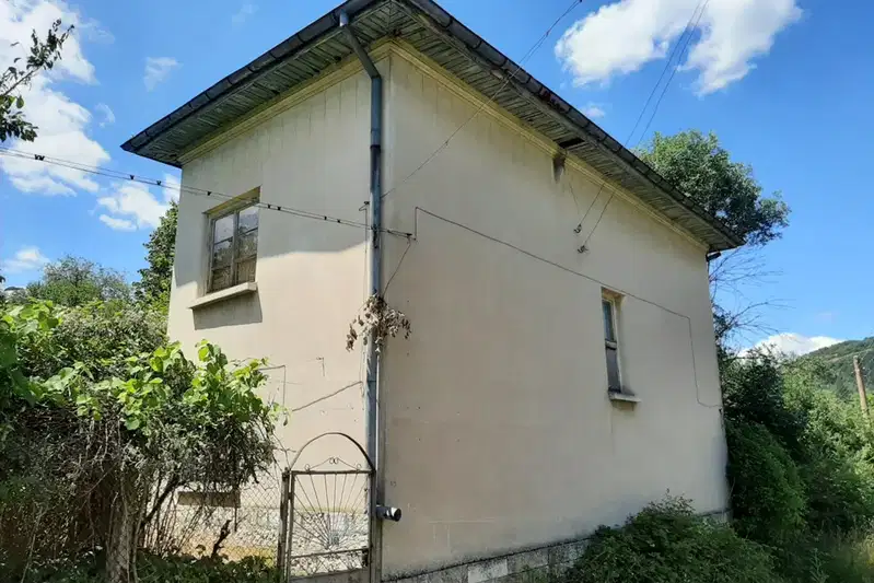House with 3 bedrooms and garage in Kalen village, Vratsa region