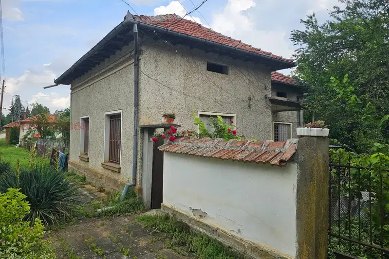Къща с 3 стаи в с. Каленик, област Ловеч, с голям двор