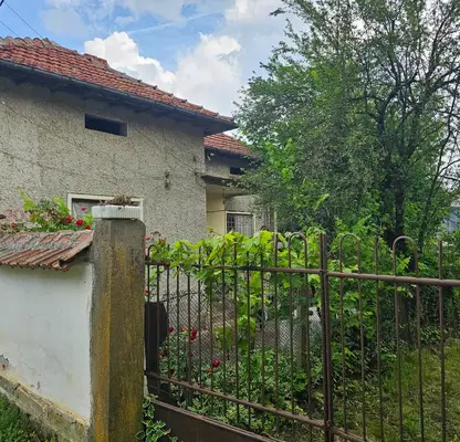 Снимка 3 — Къща с 3 стаи в с. Каленик, област Ловеч, с голям двор