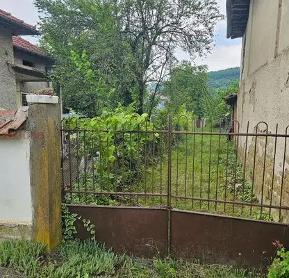 Снимка 4 — Къща с 3 стаи в с. Каленик, област Ловеч, с голям двор
