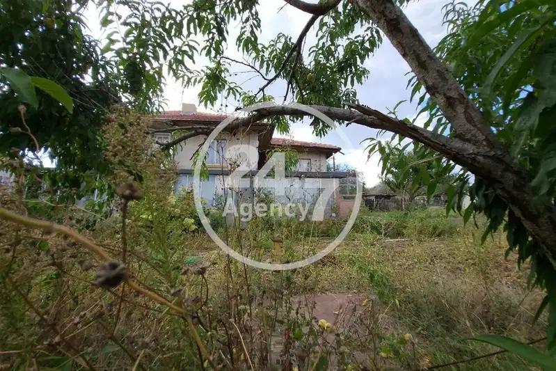 Двуетажна къща с двор и стопански постройки в с. Калоян