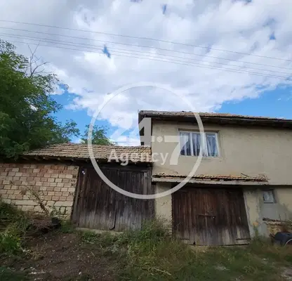 Снимка 3 — Двуетажна къща с двор и стопански постройки в с. Калоян