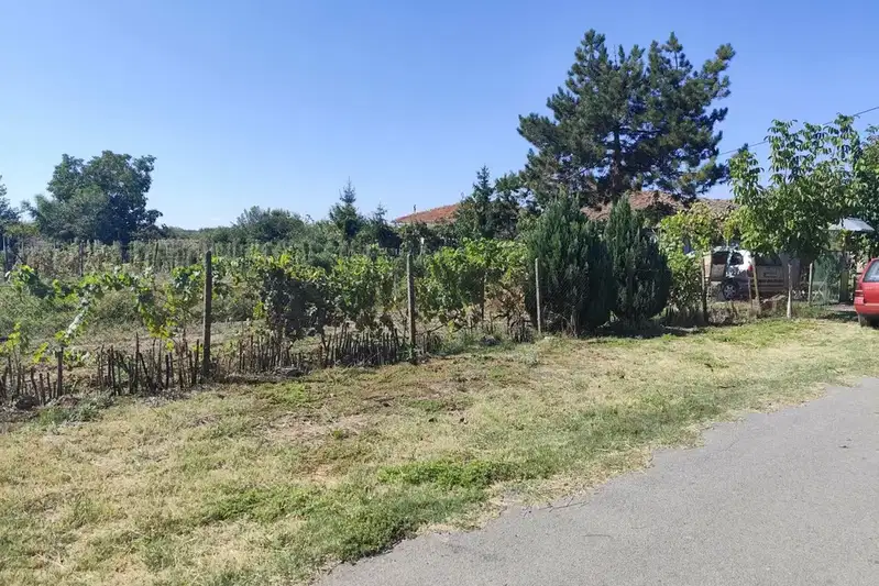 Къща с 2 стаи в с. Калояновец, област Стара Загора, с веранда