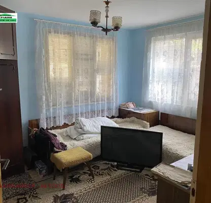 Снимка 4 — Къща с 6 стаи в с. Калояново, област Пловдив, с гараж