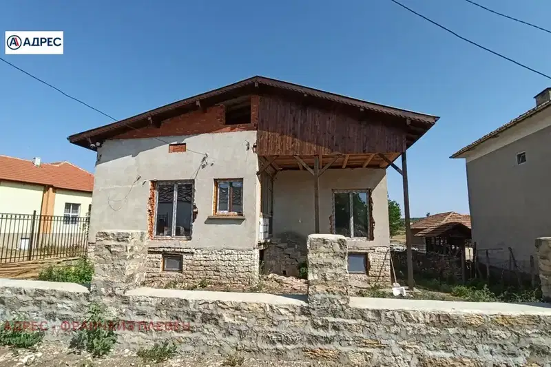 Двуетажна къща с голям двор в с. Камено поле, обл. Враца