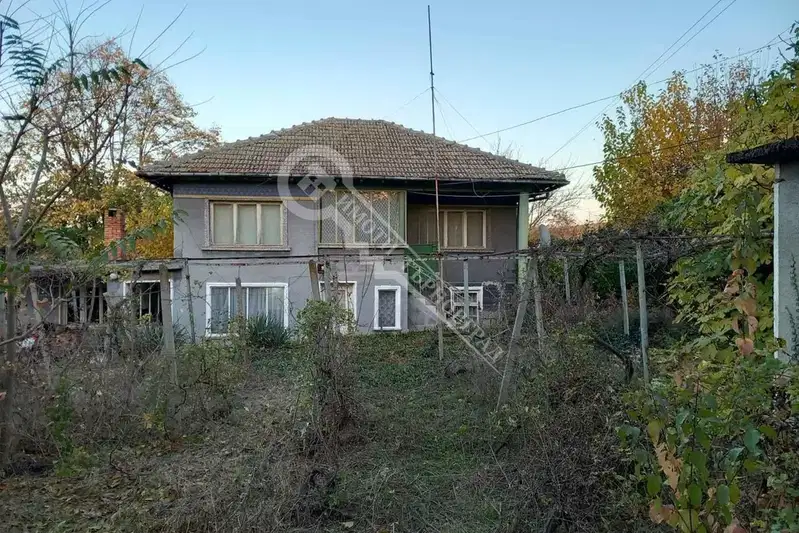 Двуетажна къща с голям двор в с. Каранци, област Велико Търново