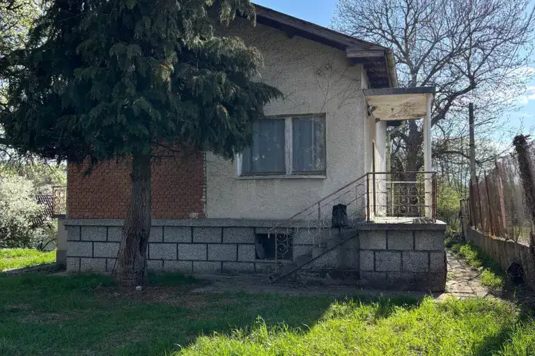 Къща с 3 стаи и гараж в с. Карлиево, област София