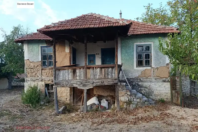 Къща с 3 стаи и тераса в с. Карлуково, област Ловеч