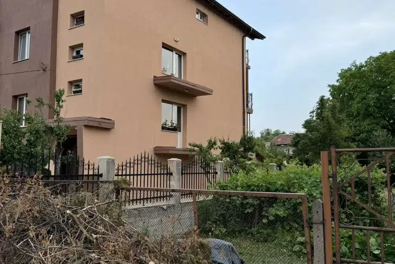 House with 6 rooms and large yard in Kazichene village, Sofia